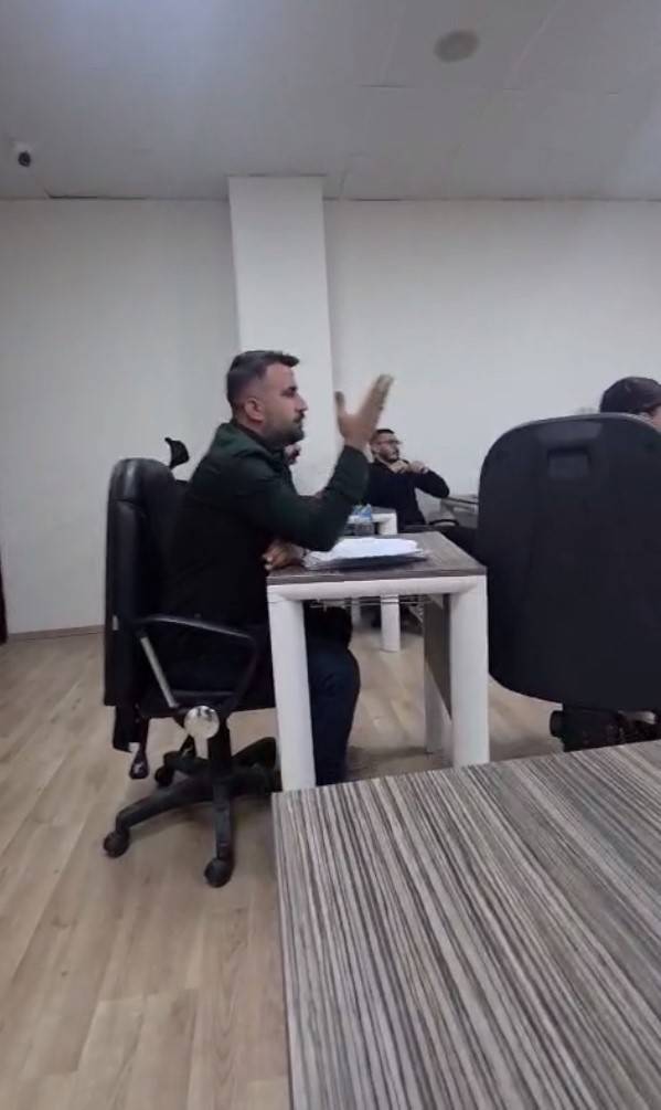Meclis toplantısına başkan yardımcısına saldırı! 4